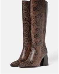 Stradivarius - – kniehohe stiefel mit tierfellmuster und hohem absatz - Lyst