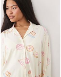 ASOS - Asos design petite ensemble pyjama chemise à manches longues et pantalon en viscose, ultra-doux, imprimé dessert - Lyst