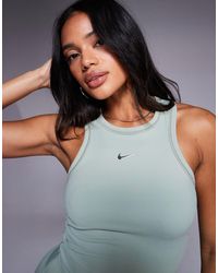Nike - Nike – one training dri-fit gym life swoosh – figurbetontes cropped-trägertop - Lyst