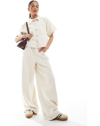 Pieces - Pantalones Color Crema Crudo De Pernera Ancha De Sarga Texturizada De Algodón De (Parte De Un Conjunto)-Blanco - Lyst