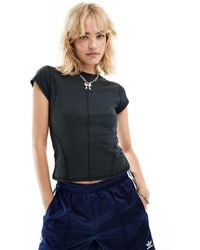 Weekday - Camiseta Gris Lavado Con Diseño Encogido Años 90 Y Costuras A La Vista Frida De - Lyst