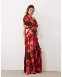 TFNC London - Robe longue en mousseline à une épaule drapée imprimé floral rouge - Lyst