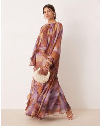 ASOS - – chiffon-maxikleid mit trapezförmigem overlay, rüschen und abstraktem lila muster - Lyst