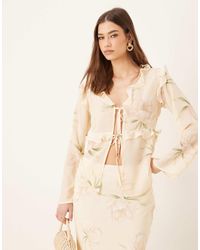 Pretty Lavish - Top volanté d'ensemble en mousseline texturée à fleurs - crème - Lyst