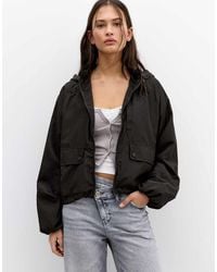 Pull&Bear - Giacca Leggera Corta Nera Con Cappuccio - Lyst