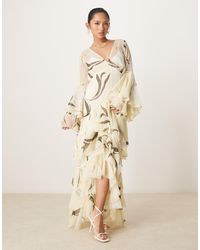 ASOS - Asos design petite - robe longue à volants et décolleté plongeant avec empiècements en dentelle - citron fleuri - Lyst
