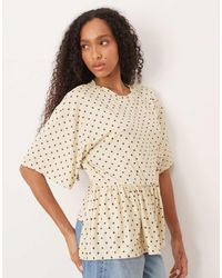 ASOS - Camiseta Color Crema De Corte Cuadrado Con Sobrefalda Asimétrica En El Bajo Y Estampado De Lunares De - Lyst