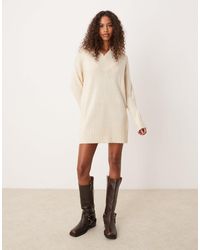 Glamorous - Robe pull ample à col v en maille côtelée - crème - Lyst