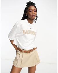 Barbour - X asos - t-shirt bianca squadrata stile college con logo - Lyst