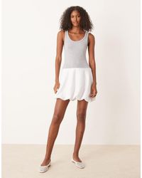 ASOS - Vestido Corto Blanco Y Con Diseño Híbrido, Bajo Abullonado Y Cuello Ancho De - Lyst