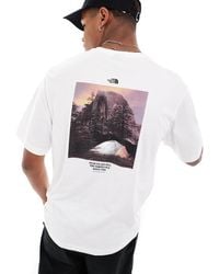 The North Face - Exclusivité asos - - camping - t-shirt avec imprimé rétro au dos - Lyst