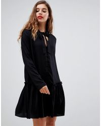 ASOS Langärmliges Mini-Hängerkleid mit Schnürung am Ausschnitt und Knopfleiste - Schwarz