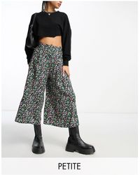 New Look - Pantalon court coupe large à fleurs - noir - Lyst