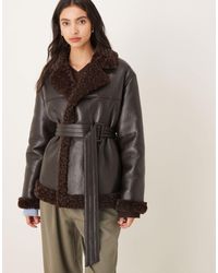 Gina Tricot - Veste teddy courte en pu à ceinture avec bordures - Lyst