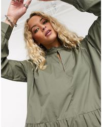 ONLY – Gestuftes, hochgeschlossenes Midikleid - Grün