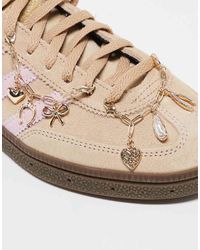 ASOS - Pack De 2 Cadenas Y Accesorios Para Zapatillas Dorados Con Charms Y Diseños Variados De - Lyst