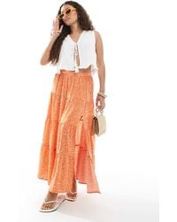 Miss Selfridge - Jupe longue à volants fendue sur le côté - orange à petites fleurs - Lyst