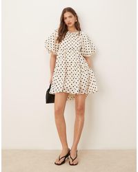 Y.A.S - Vestido Corto Color Crema Voluminoso Con Estampado De Lunares Negros Y Mangas Globo De - Lyst