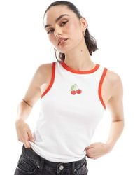 Pieces - Top Blanco Sin Mangas Con Cuello De Nadadora Y Bordado Gráfico De Cereza De - Lyst