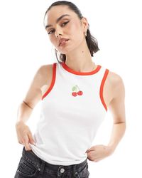 Pieces - Top Met Racerhals En Geborduurde Kersenprint - Lyst