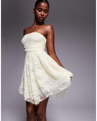 Kaiia - Exclusivité - - robe bandeau près du corps double épaisseur en dentelle avec ourlet asymétrique à volants - citron - Lyst
