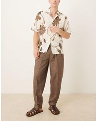 ASOS - – elegante, schmal zulaufende oversize-hose aus braunem leinenimitat mit doppelten falten - Lyst