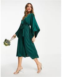 TFNC London - – bridesmaid – mittellanges brautjungfern-wickelkleid aus smaragdem satin mit kimono-ärmeln - Lyst