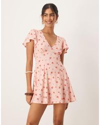 ASOS - Vestito Da Giorno Corto Rosa A Fiorellini Con Scollo A V Sul Davanti E Maniche Con Volant - Lyst