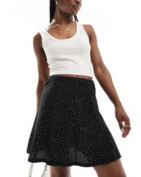Pieces - Minifalda negra con estampado floral - Lyst