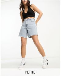 Miss Selfridge - Petite – lang geschnittene jeans-shorts - Lyst