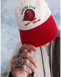 ASOS - Cappellino morbido con visiera e ricami stile basketball rosso ed écru - Lyst