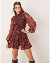 Miss Selfridge - – chiffon-minikleid mit godet-rock, gesmoktem kragen und blumenmuster - Lyst