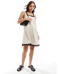 Object - Vestido Corto Beis De Corte Acampanado Con Ribete Azul Marino De Mezcla De Lino De -Beis Neutro - Lyst
