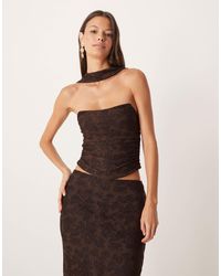 ASOS - Top bandeau d'ensemble en dévoré avec motif fleuri et encolure façon foulard - chocolat - Lyst