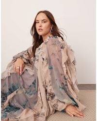 ASOS - Curve - robe longue en mousseline à imprimé fleurs et volants avec bords effilochés et manches ballon - crème - Lyst