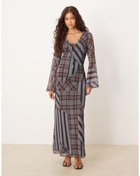 ASOS - Geruite Maxi-Jurk Met Uitlopende Mouwen En V-Hals - Lyst