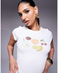Princess Polly - Camiseta Blanca Con Diseño Encogido Y Estampado De Frutas De Canalé De - Lyst