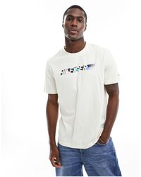 Tommy Hilfiger - T-shirt color crema con scritta "hilfiger" multicolore - Lyst