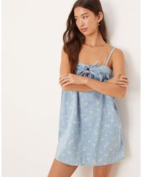 ASOS - – camisole-minikleid aus weichem denim mit blümchenprint und schnürdetail vorn - Lyst
