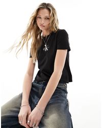 Calvin Klein - T-shirt nera corta con logo - Lyst