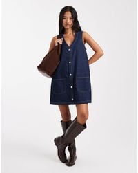 Miss Selfridge - Robe chasuble en jean à poches plaquées - délavé - Lyst