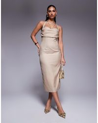 Kaiia - Exclusivité - - robe ajustée longueur mollet à fines rayures avec buste drapé et dos nu - taupe - Lyst