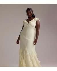 ASOS - Vestido De Dama De Honor Largo De Corte Al Bies Con Mangas Fluidas Y Bajo De Godets Con Volantes De Asos Design Curve - Lyst