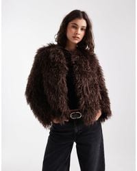 New Look - Veste courte en fausse fourrure à poils longs - marron - Lyst
