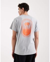 Nike - T-Shirt Grigia Con Stampa Di Palme Sul Retro - Lyst