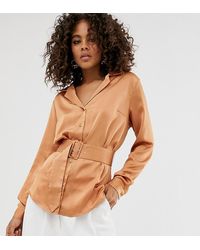 ASOS Camisa de manga larga relax de satén con detalle de cinturón - Marrón
