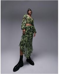 TOPSHOP - Falda midi verde con estampado floral, volantes y bordes sin rematar - Lyst