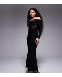 TFNC London - Fluwelen Maxi Jurk Met Blote Schouders, Lange Mouwen En Burn-Out Motief - Lyst