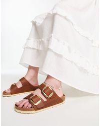 Birkenstock - – arizona – sandalen aus cognacfarbenem leder mit großer schnalle - Lyst