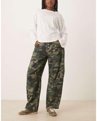 ASOS - Vaqueros Capri De Pernera Barrel Con Estampado De Camuflaje Y Bragueta Con Botones De -Verde - Lyst
